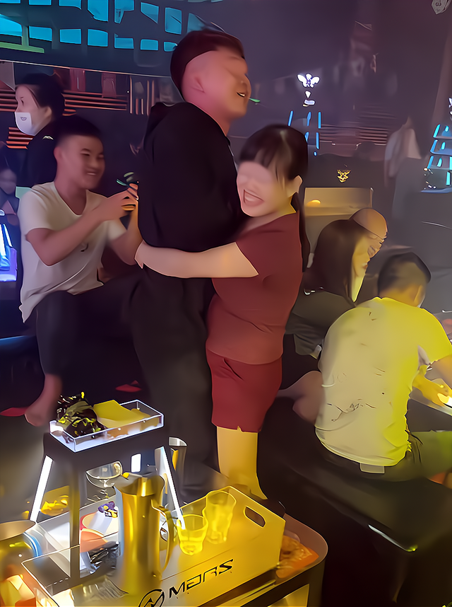 36岁大姐喝酒壮胆,搂住靓仔主动表白:跟着我一个月给你5万