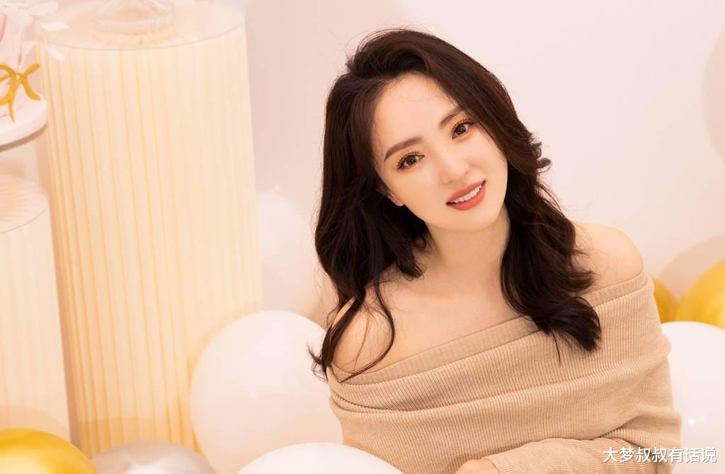 董璇|42岁董璇运动照全被拍，轻松秀一字马，粉丝呼：不科学