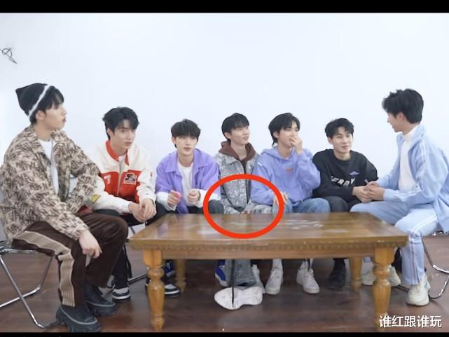 马嘉祺|时代少年团800万粉丝福利:张真源公主抱刘耀文,马嘉祺全程安静