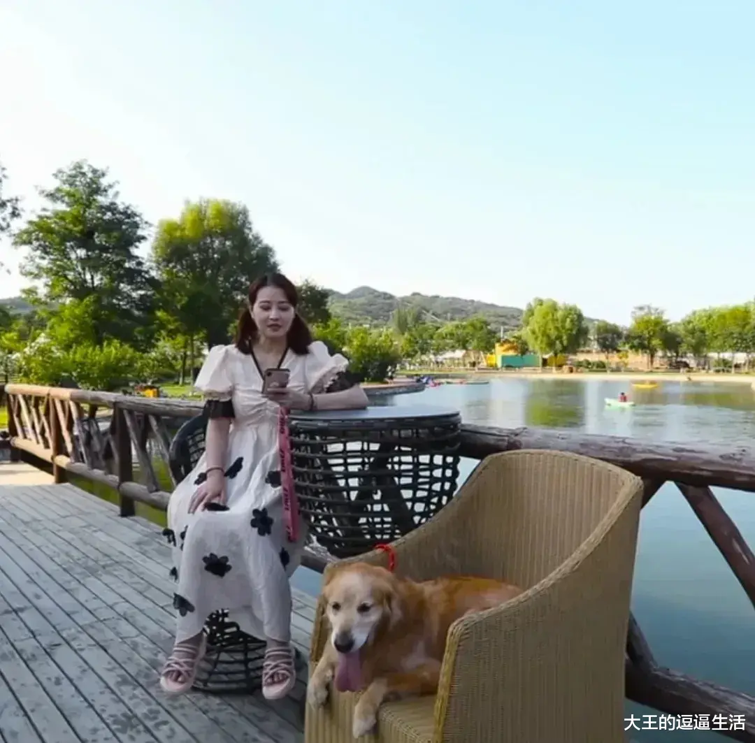 公主裙 奔六的周海媚还能扎马尾扮嫩！一袭白色公主裙清新脱俗，55岁的她居然还有少女感
