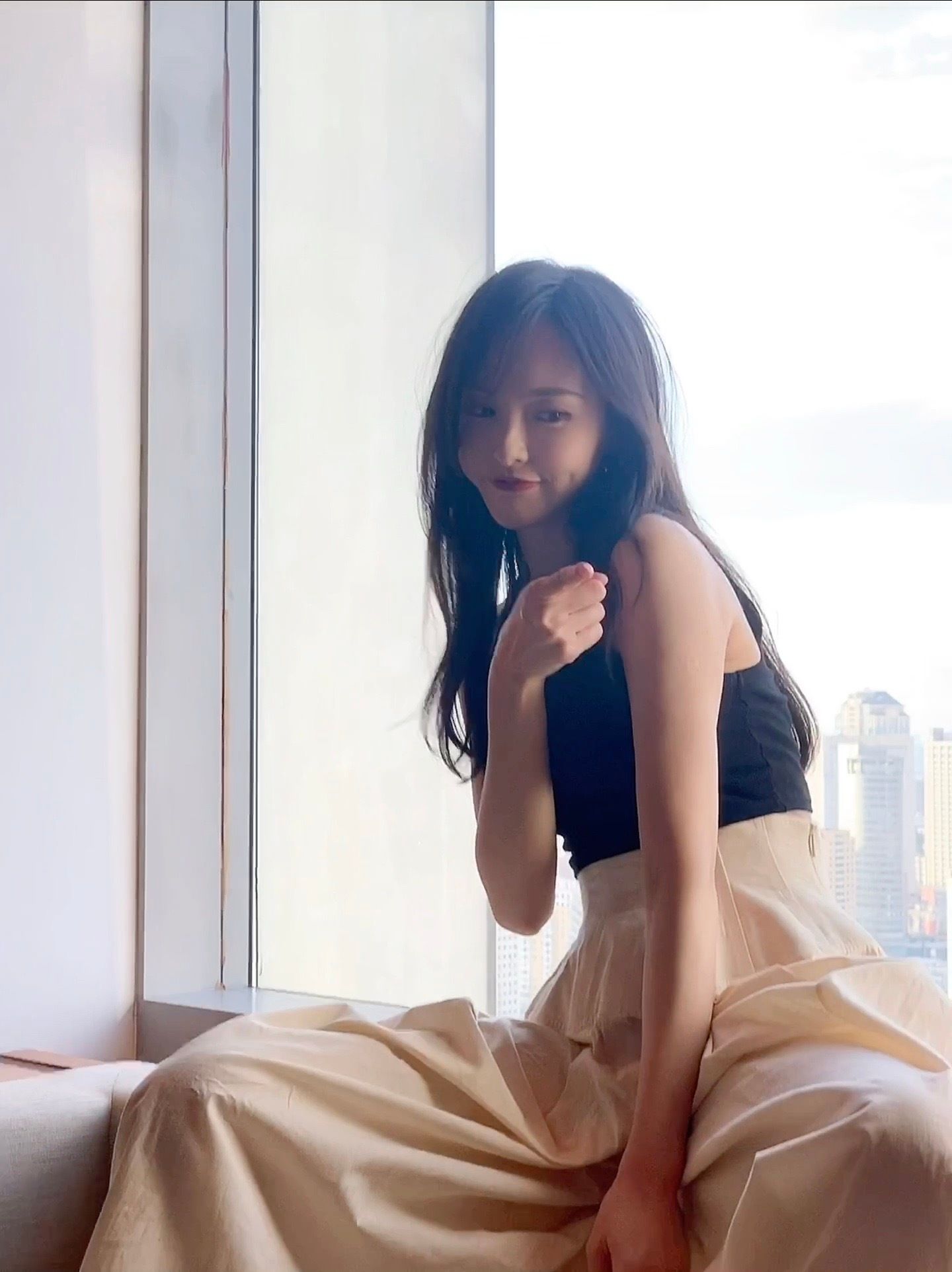 唐嫣|38岁唐嫣状态真好，穿一字肩白裙参加活动，无美颜无滤镜好漂亮