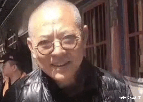 李连杰|李连杰全家国外修行!憔悴发福靠人搀扶疑旧病复发,智利罕露背影