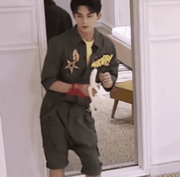 吴磊|赵露思公开22岁小狼狗，182cm八块腹肌的年下弟弟，谁不心动啊？