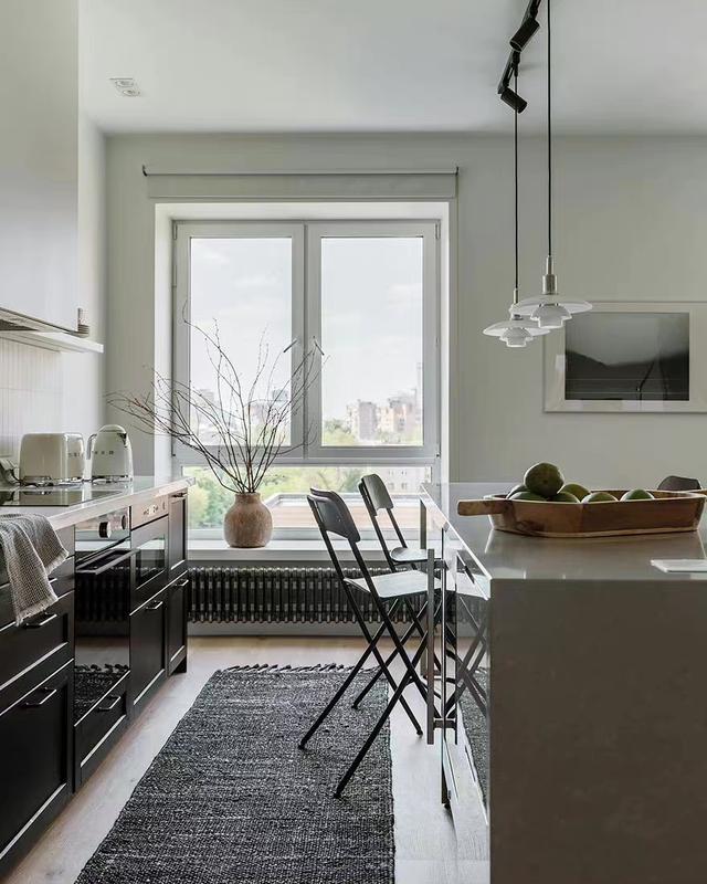 年轻家庭的89平两室住宅,简洁大气的黑白色调,效果让人百看不厌