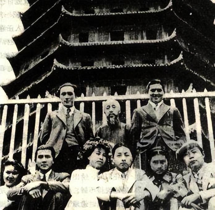 蓝苹等三对新人集体结婚，沈钧儒主婚并作诗祝贺，最后结局如何？