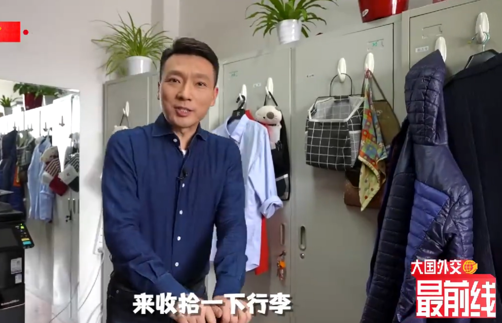 小姐姐|康辉公开央视更衣室!铁皮柜上挂满毛巾衣服,房间杂乱狭小太真实