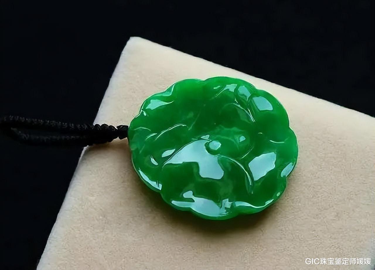 翡翠|这样的首饰在古代是君子佩戴的，用翡翠来雕刻别有韵味，一世静美