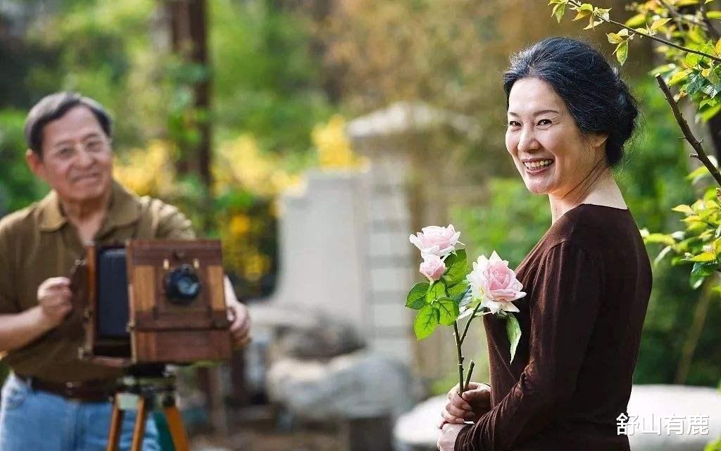 一位65岁老人悲叹,老伴走了,孤独无依,才发现“亲情”特别残酷