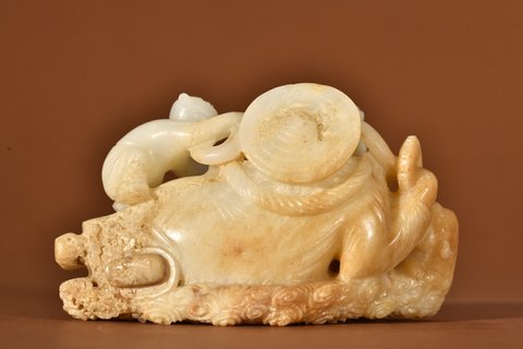|清代 和田玉罗汉戏狮摆件