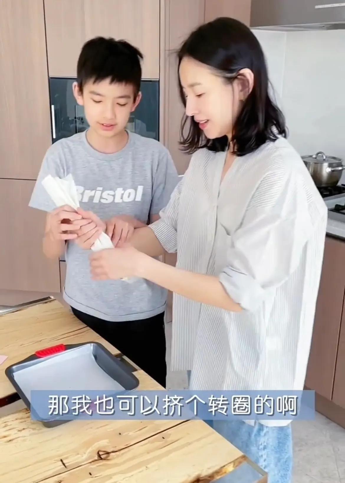 董洁|董洁为儿子下厨，13岁顶顶帅气出镜大赞妈妈厨艺好，母子互动温馨