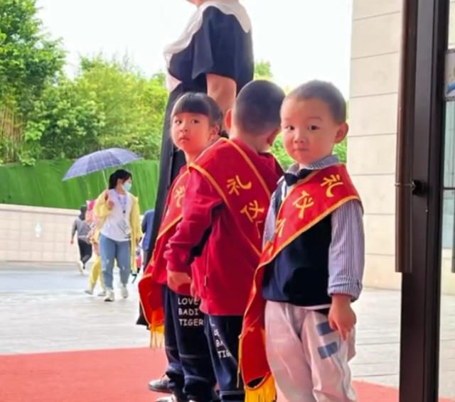 |越挫越勇？熊磊效仿田静，晒楷楷当礼仪小标兵照，网友：消停会吧