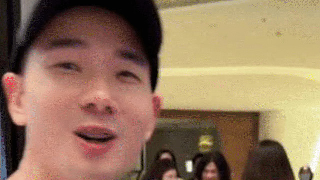 董明珠|68岁董明珠现身婚宴！鸽子蛋吊坠抢眼，冷漠无视陌生女子搭讪