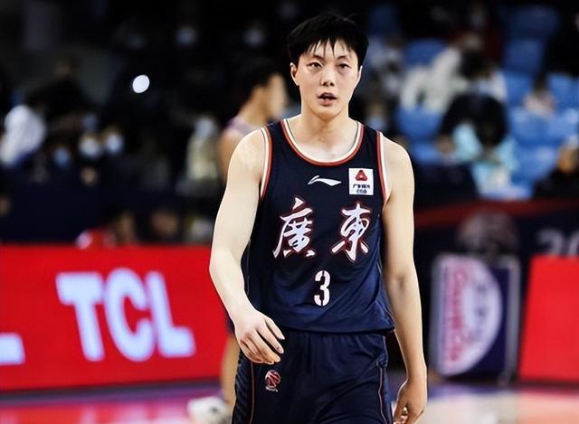 胡明轩|胡明轩66岁爸爸与小儿子合影！看上去更像爷孙，父子俩年龄差50岁