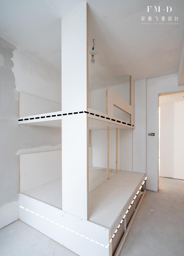 11㎡儿童房,请木工现场打造上下铺,衣柜、书桌也一并做了,实用