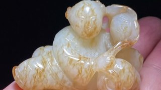 和田玉籽料|清 和田玉籽料 白玉受沁 童子戏狮 把件 挂件