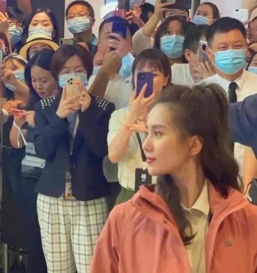 黄圣依 9位花旦离开P图差距就出来了，黄圣依女生男相，刘亦菲险胜