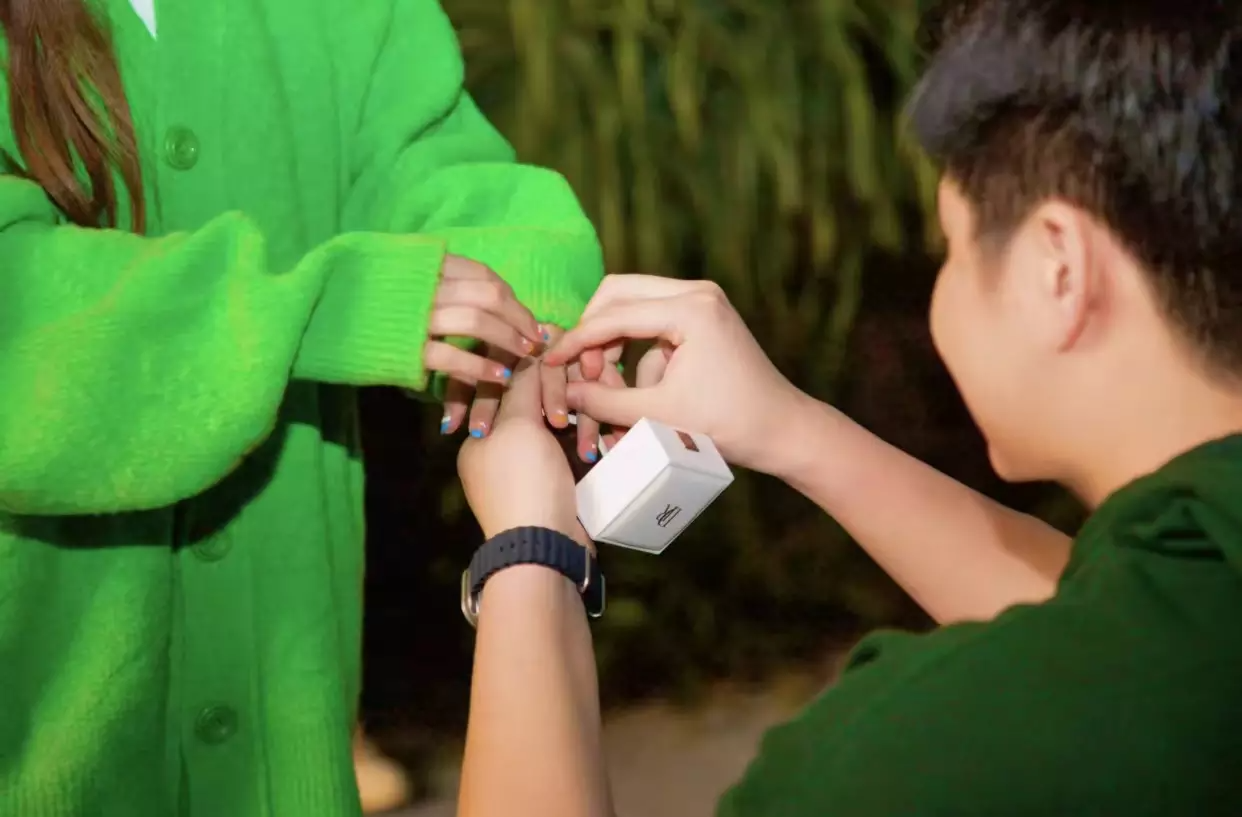 求婚|金龟子女儿被求婚成功！与高大男友当众拥吻，王宁挺肚腩满脸喜色