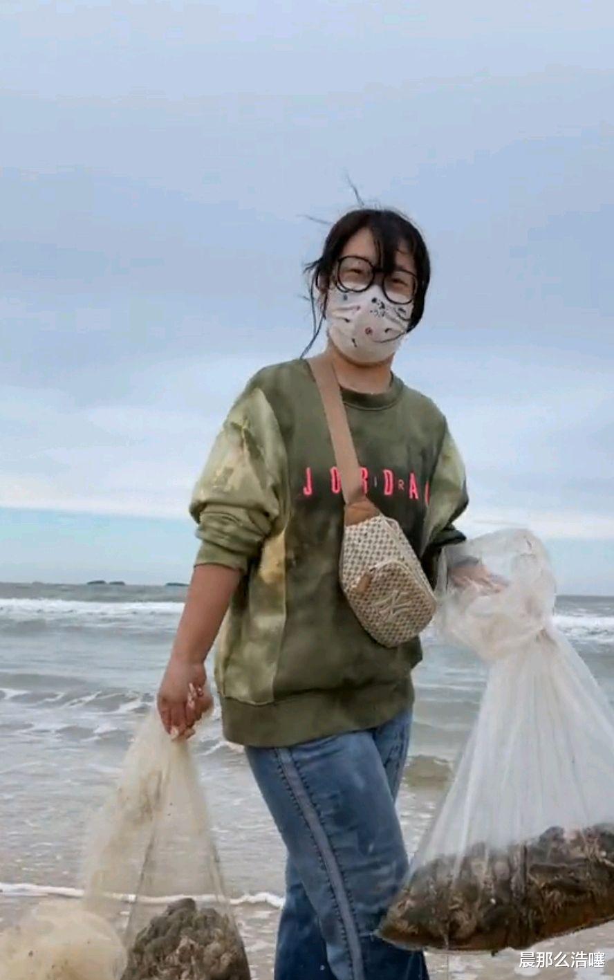 烟台女子从海滩捡30斤虾回家,女子驱车三小时连夜捞海肠,10万元