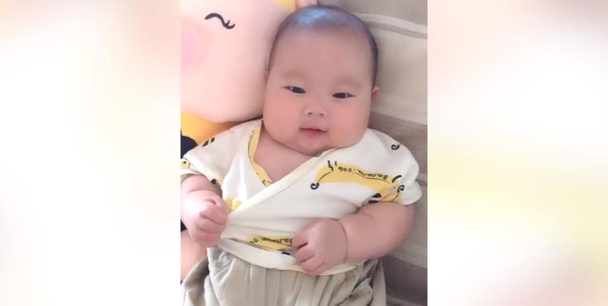 穿衣搭配 宝宝衣服看起来鼓鼓的，不知道还以为藏了什么东西，萌娃表情很搞笑