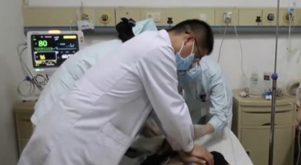 23岁男子喝下百草枯,就医口吐黑血,18天好转,27天突然无法呼吸