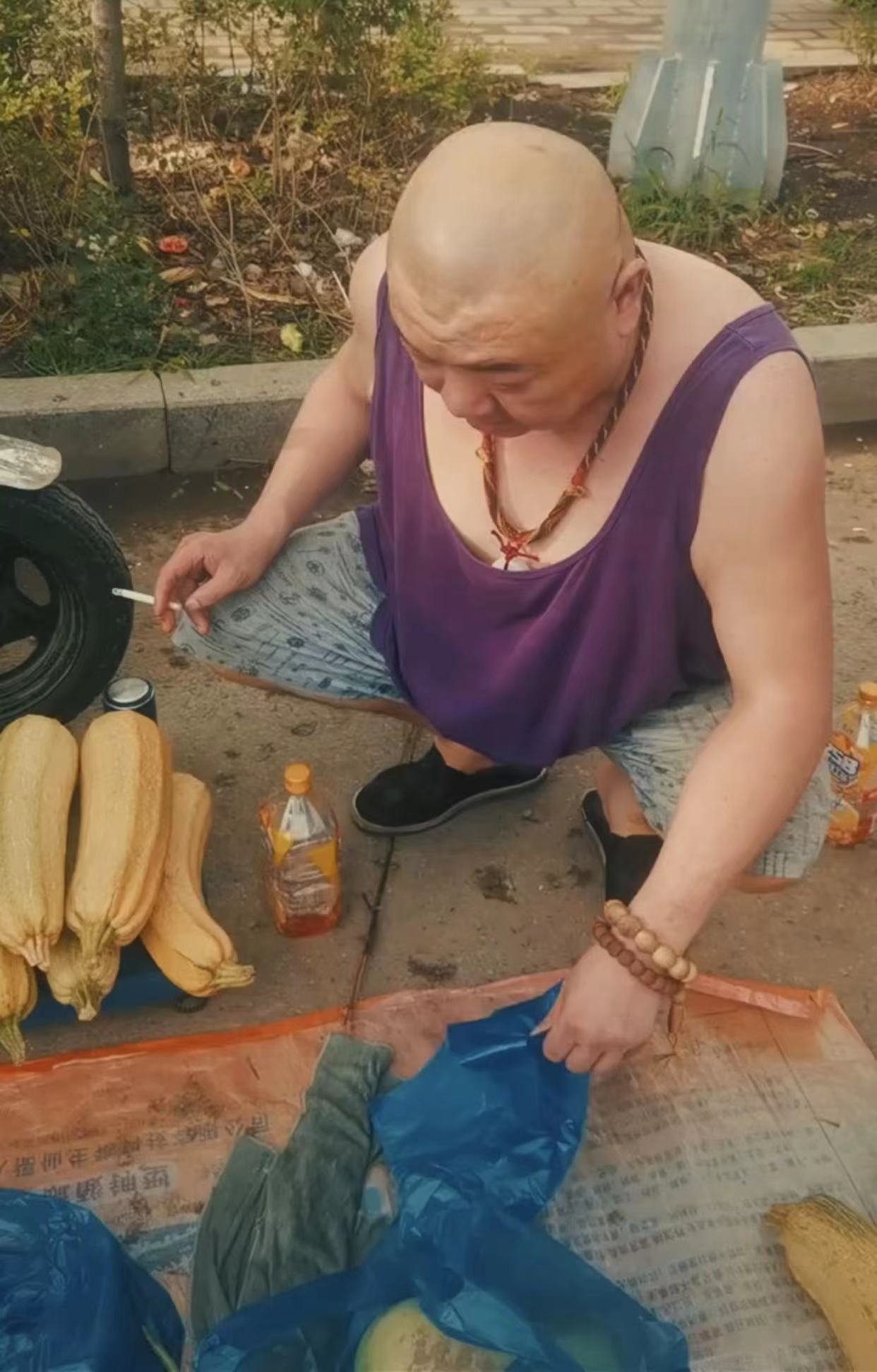 谢宁|49岁知名男星定居河北！身体圆润头发全无，摆摊卖菜谋生接地气