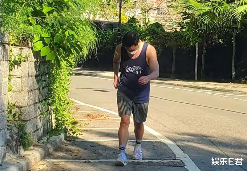 许志安|许志安烈日下跑步口罩湿透，小背心透现新纹身，夫妻关系胜过从前