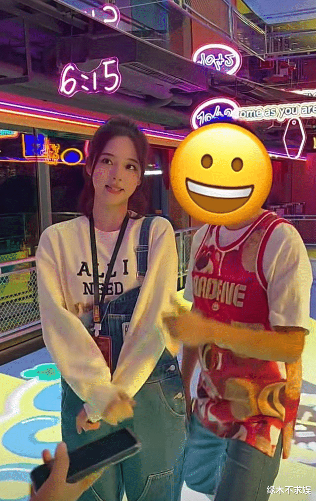 欧阳娜娜|22岁欧阳娜娜个展和网红合影,状态却被质疑,明星果真不如素人?