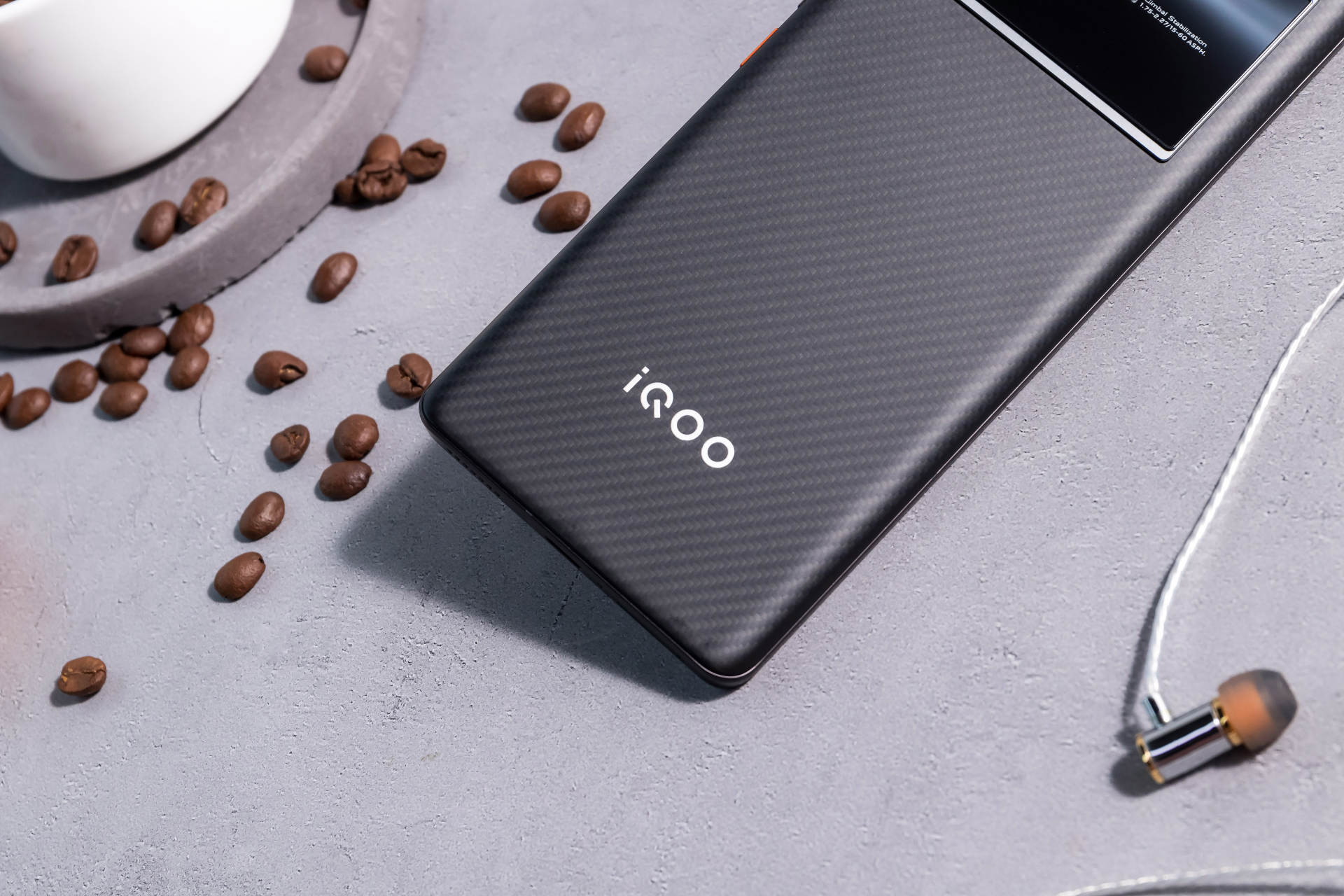 iqoo|强悍来袭！硬核材质造就高端旗舰质感