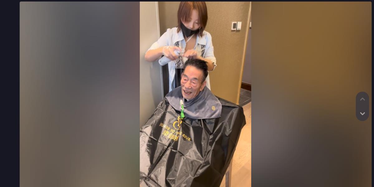杨少华 90岁杨少华罕见现身美发店!白头发染成黑色,皮肤松弛牙齿缺一颗