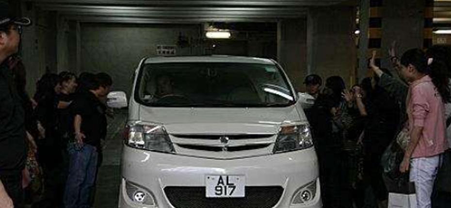 刘德华卖掉所有豪车后，留下了一辆“保姆车”，明星为何钟爱它？