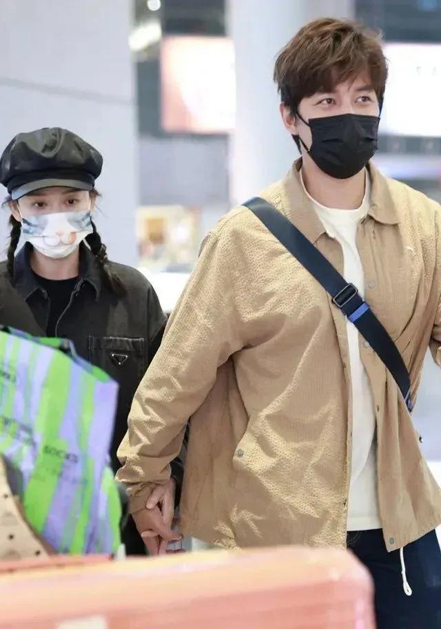 陈乔恩|陈乔恩和老公机场牵手秀恩爱，小九岁老公穿卡其色外套，帅气有型