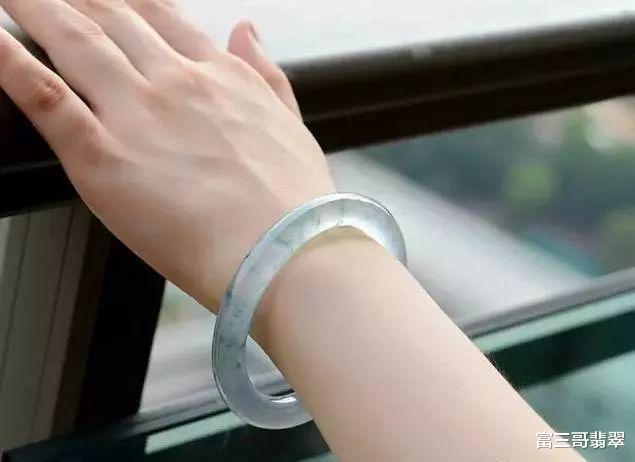 翡翠手镯|翡翠手镯圈口到底是买紧点好,还是买松点好?