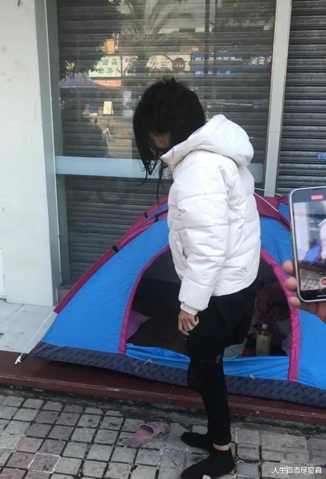 纪实：云南女孩流浪街头，拖鞋已经包浆，向大妈哭诉有人欺负她