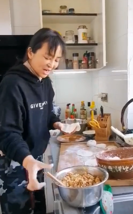 李勤勤|“戏骨”李勤勤家中吃饭,不化妆身穿大罩衫