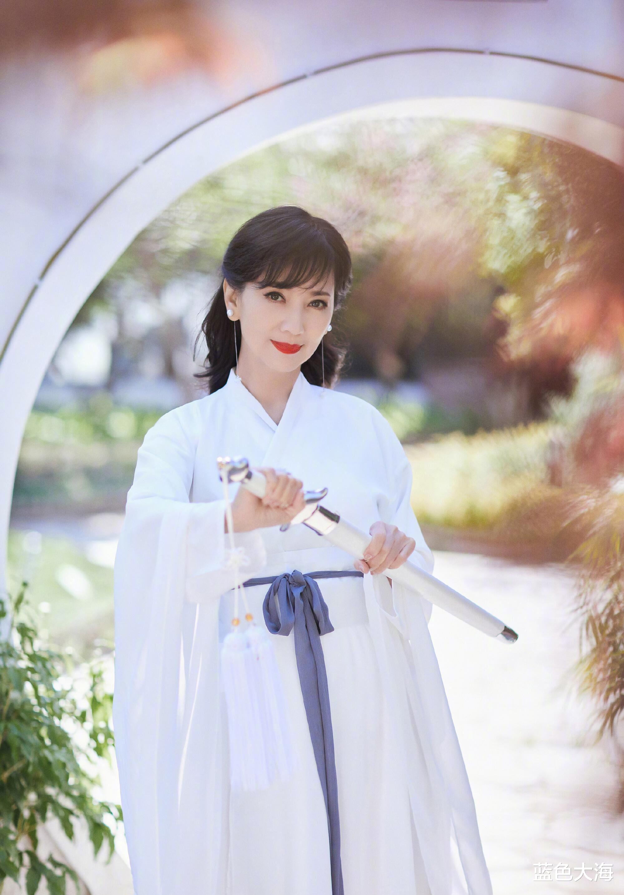 赵雅芝|赵雅芝穿“汉服”美出新高度，68岁看着还像30岁