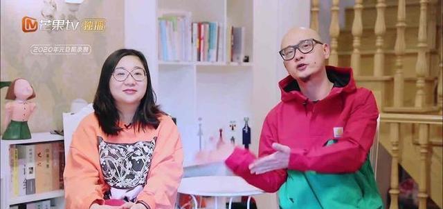 参观傅首尔住的豪宅,大门都是镀铜设计,室内装修豪华到令人羡慕