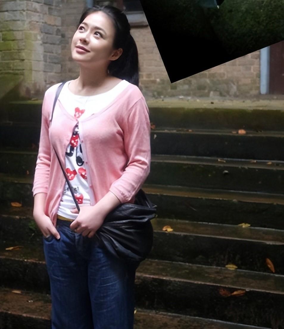 陈辰|东方卫视陈辰：与程雷相爱7年，低调嫁歌唱家余笛，43岁生活幸福