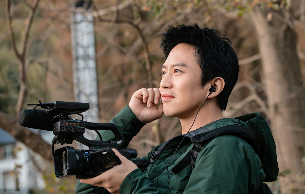 邓超|邓超再次登顶热搜榜,官媒发文点评,看到评论网友却留言太讽刺!