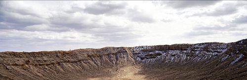 专家误判是“火山口”,男子靠此捡漏陨石坑发财,家族成亿万富豪