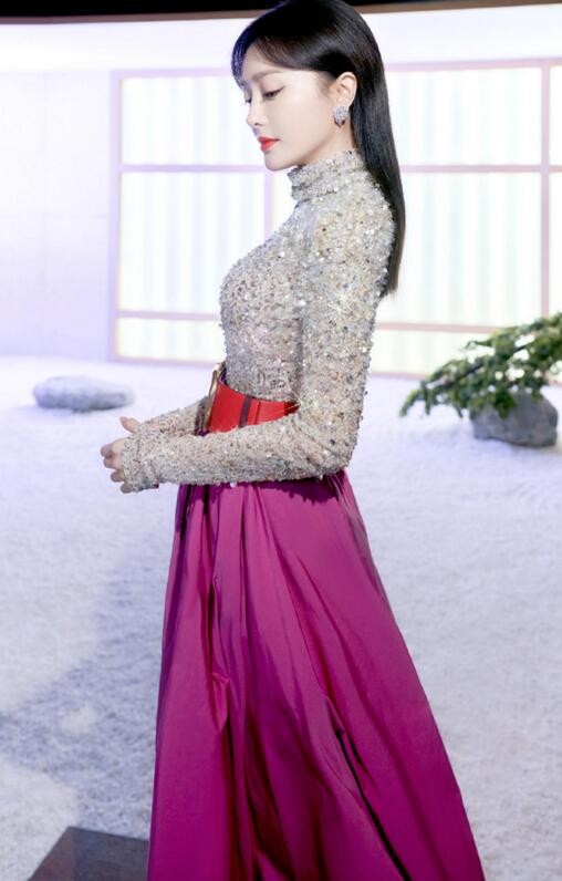 秦岚|秦岚气质真好！“钻石衣”搭配粉色长裙，不显浮夸，反而很显气场