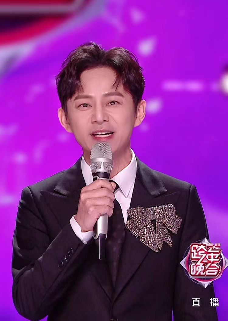 何炅|49岁何炅不断遭遇大变！当众泪崩情难自禁，11年后或将退休