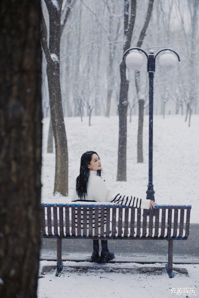 李沁|李沁晒雪景写真美照,笑容甜美超治愈,活泼开朗惹人爱