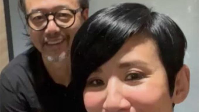 张延|吴君如与张延老公聚会，赞对方演技大师级！56岁张锦程已满头白发