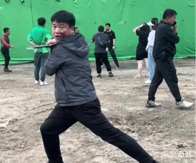 |警官老陈流落到剧组当群众演员：赚取生活费，每天工资80~150元