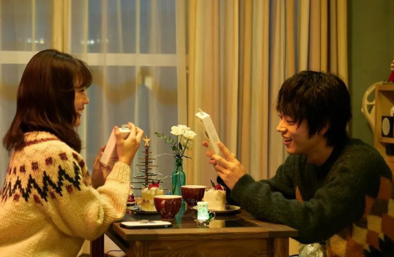 花束般的恋爱|《花束般的恋爱》是一部两个人的电影，也是一部一个人的电影