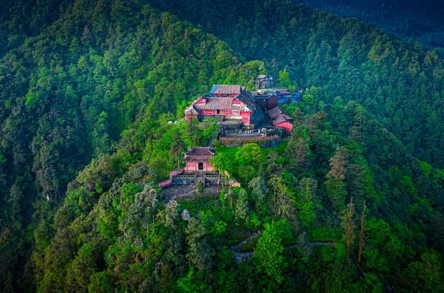 美食|成都周边宝藏小城:千年底蕴建筑,100元吃遍美食