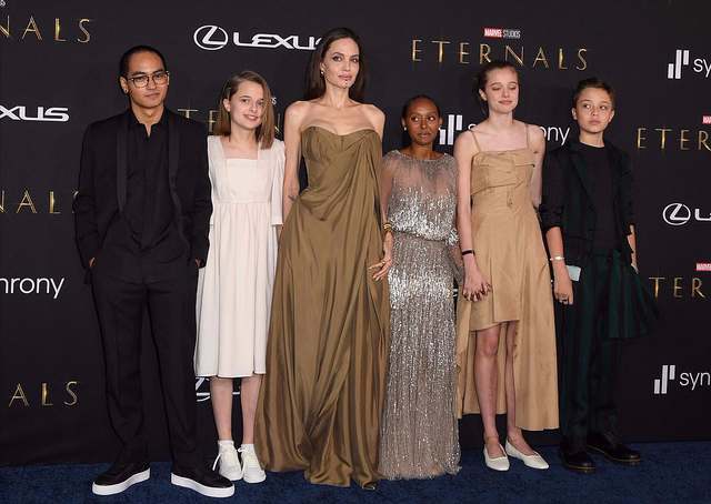 安吉丽娜·朱莉|安吉丽娜朱莉的新年首秀状态佳！一身黑衣贼霸气，薇薇安长得太美了