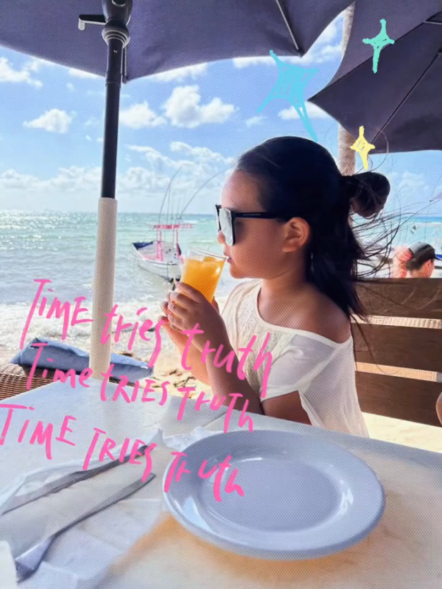 何洁|何洁公开全家福,三个孩子共用一张脸,长得都像妈妈