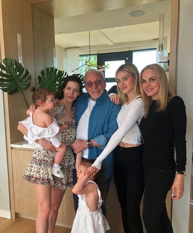 布鲁克林|小贝夫妇被豪门儿媳吐槽？儿子改姓“入赘”女方家，讨好巨富岳父太露骨