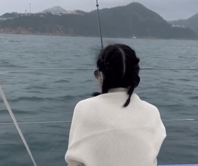 刘銮雄|刘銮雄小女儿晒近照，乘船出海垂钓，画面十分美好